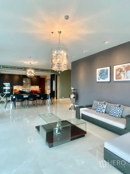 公寓 出租在Watthana, Bangkok - 开放式客餐厅，现代沙发、水晶吊灯与亮面地板。
