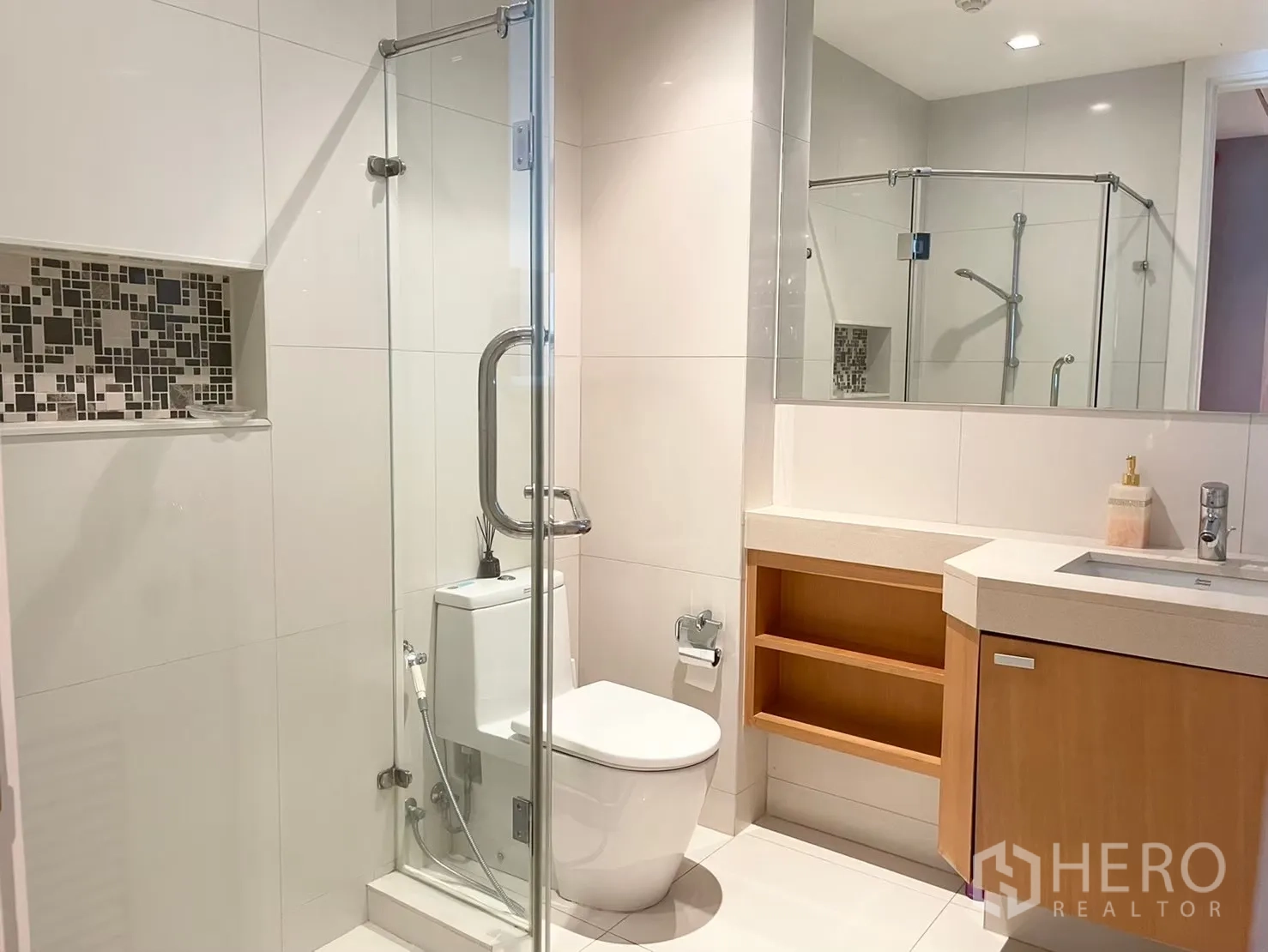 คอนโด for rent in Pathum Wan, Bangkok - ห้องน้ำสว่างพร้อมตู้กระจกกั้นอาบน้ำ เคาน์เตอร์อ่างล้างหน้า และช่องเก็บของ