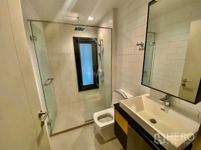 คอนโด ให้เช่าหรือขาย - ห้องน้ำที่สอง พร้อมตู้ล้างหน้าและฝักบัวกระจก