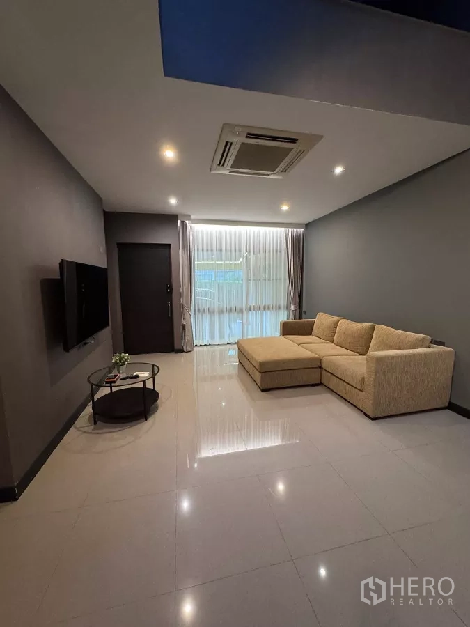 ทาวน์เฮาส์ ให้เช่าหรือขายในLat Phrao, Bangkok - พื้นที่นั่งเล่นหันสู่หน้าต่างม่านโปร่งรับแสงธรรมชาติ