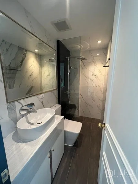 สำนักงานที่บ้าน ให้เช่าหรือขายในWatthana, Bangkok - ห้องน้ำแขกพร้อมตู้ฝักบัวกระจก กระเบื้องพื้นเข้ม และกระจกกรอบทอง