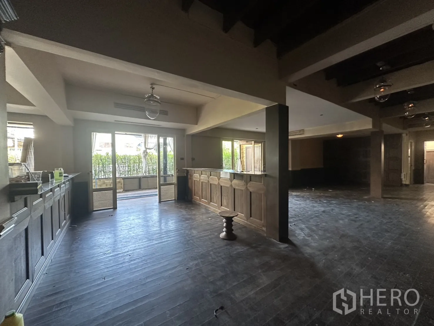 Detached House for rent - Open-plan ground floor with bar counter, wood floors and doors to the garden.