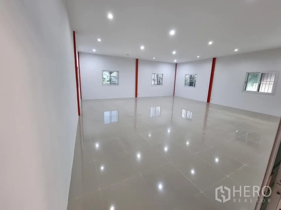 คลังสินค้า ให้เช่าในLam Luk Ka, Pathum Thani - ห้องออฟฟิศขนาดใหญ่ ปูกระเบื้อง ไฟดาวน์ไลท์ และช่องหน้าต่างหลายบาน