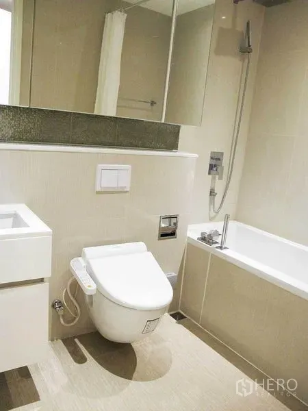 คอนโด ให้เช่าในWatthana, Bangkok - ห้องน้ำสมัยใหม่พร้อมอ่างอาบน้ำ เรนชาวเวอร์ โถสุขภัณฑ์อัตโนมัติ และอ่างล้างหน้า