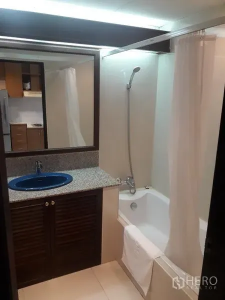 คอนโด ให้เช่าในWatthana, Bangkok - ห้องน้ำมีอ่างอาบน้ำ ฝักบัว และเคาน์เตอร์ท็อปหินกรานิตพร้อมอ่างล้างมือสีน้ำเงิน