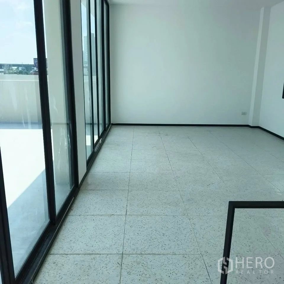 家庭办公室 for rent in Bang Na, Bangkok - 楼上房间设落地推拉门，连接超大露台。