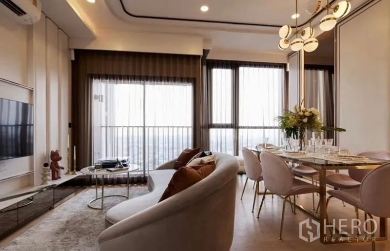 คอนโด ขายในWatthana, Bangkok - ห้องนั่งเล่นกับโต๊ะอาหาร 6 ที่นั่ง ใต้โคมไฟสวย โอบล้อมด้วยวิวสกายไลน์