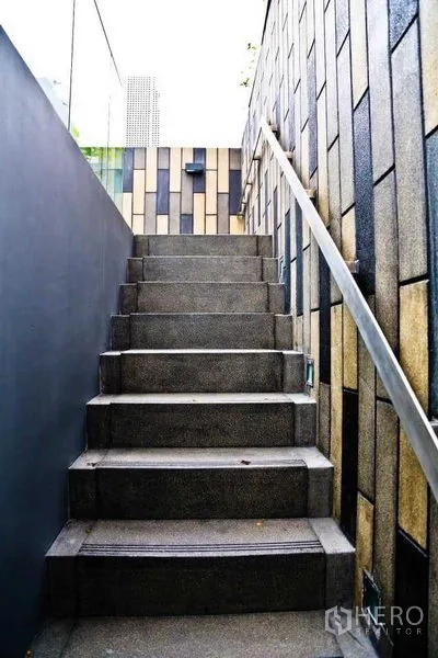 คอนโด ให้เช่าในWatthana, Bangkok - บันไดภายนอกอาคารไปรั้วดาดฟ้า ขั้นหินพร้อมราวจับ