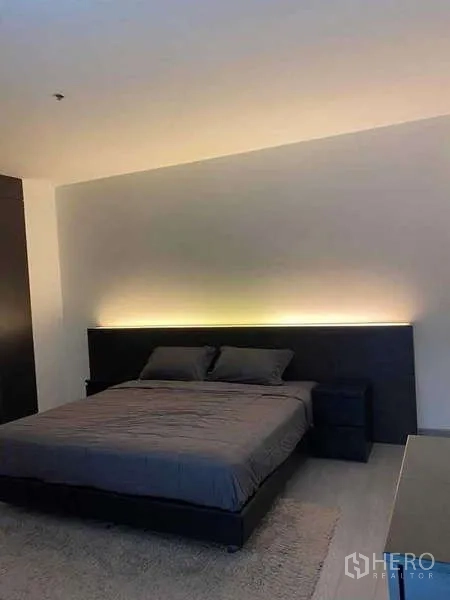 คอนโด ให้เช่าหรือขายในWatthana, Bangkok - ห้องนอนอบอุ่น เตียงโทนเข้มพร้อมหัวเตียงไฟซ่อน