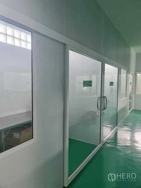 工厂 出售在Bang Pa-in, Phra Nakhon Si Ayutthaya - 走廊两侧为玻璃隔断房间，环境洁净。