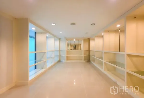 สำนักงาน ให้เช่าในKhlong Toei, Bangkok - โชว์รูมหรือห้องเก็บของยาว มีชั้นวางบิลท์อินและไฟฝังเพดาน.