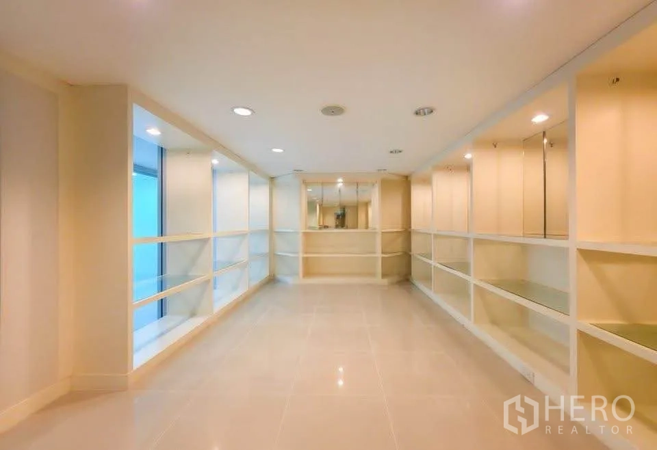 สำนักงาน ให้เช่าในKhlong Toei, Bangkok - โชว์รูมหรือห้องเก็บของยาว มีชั้นวางบิลท์อินและไฟฝังเพดาน.