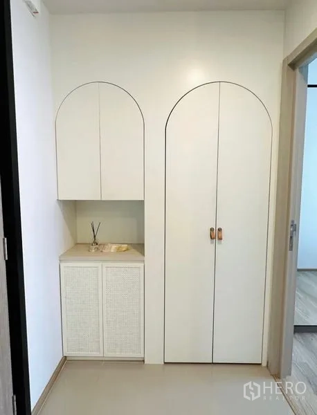 คอนโด ให้เช่า - ตู้บิลท์อินบานโค้งในโถงทางเดินของคอนโดสมัยใหม่