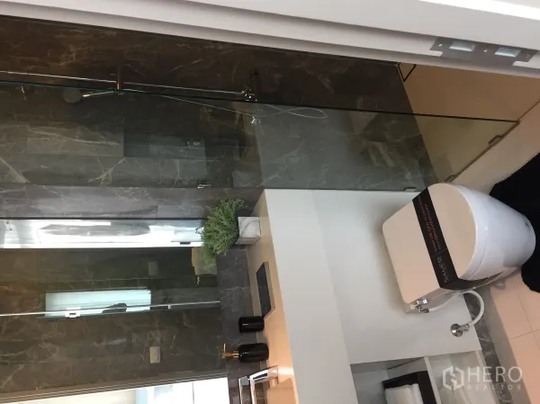 公寓 出售在Bang Rak, Bangkok - 第二浴室，步入式玻璃淋浴、简洁台盆和马桶
