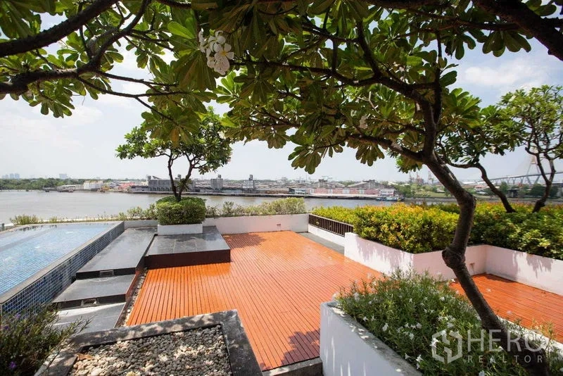 公寓 出租在Yan Nawa, Bangkok - 屋顶露台，有成树、休闲平台与临河景观，旁为瓷砖泳池