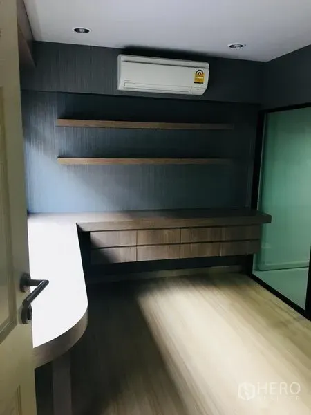 ทาวน์เฮาส์ ให้เช่าในYan Nawa, Bangkok - ห้องทำงานเงียบสงบ พร้อมโต๊ะบิลท์อิน ชั้นวางลอย พื้นไม้ และเครื่องปรับอากาศ