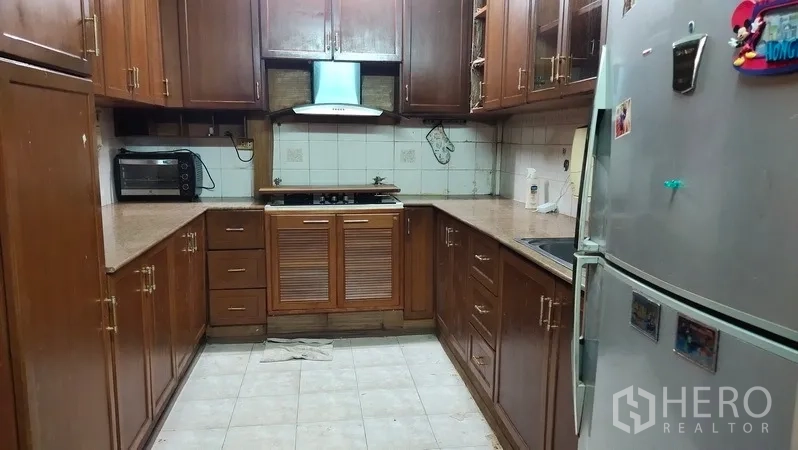 ทาวน์เฮาส์ ให้เช่าในWatthana, Bangkok - ห้องครัวปิด ตู้ไม้ เครื่องดูดควัน และตู้เย็น