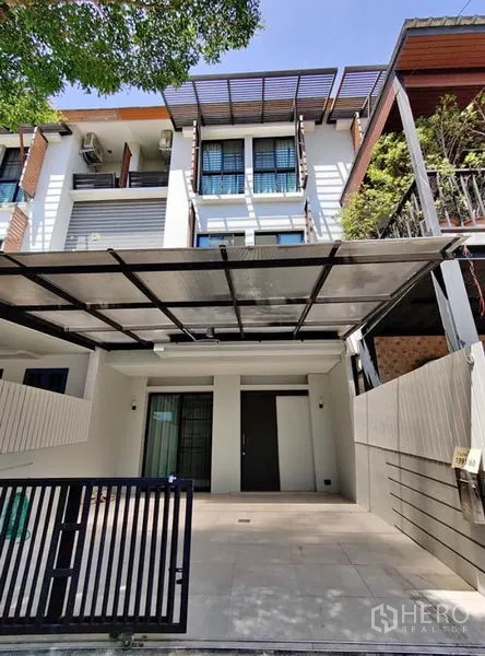 ทาวน์เฮาส์ ให้เช่าในSuan Luang, Bangkok - ทาวน์เฮาส์ 3 ชั้นสไตล์โมเดิร์น พร้อมโรงจอดรถมีหลังคาและประตูรั้ว ย่านสวนหลวง กรุงเทพฯ