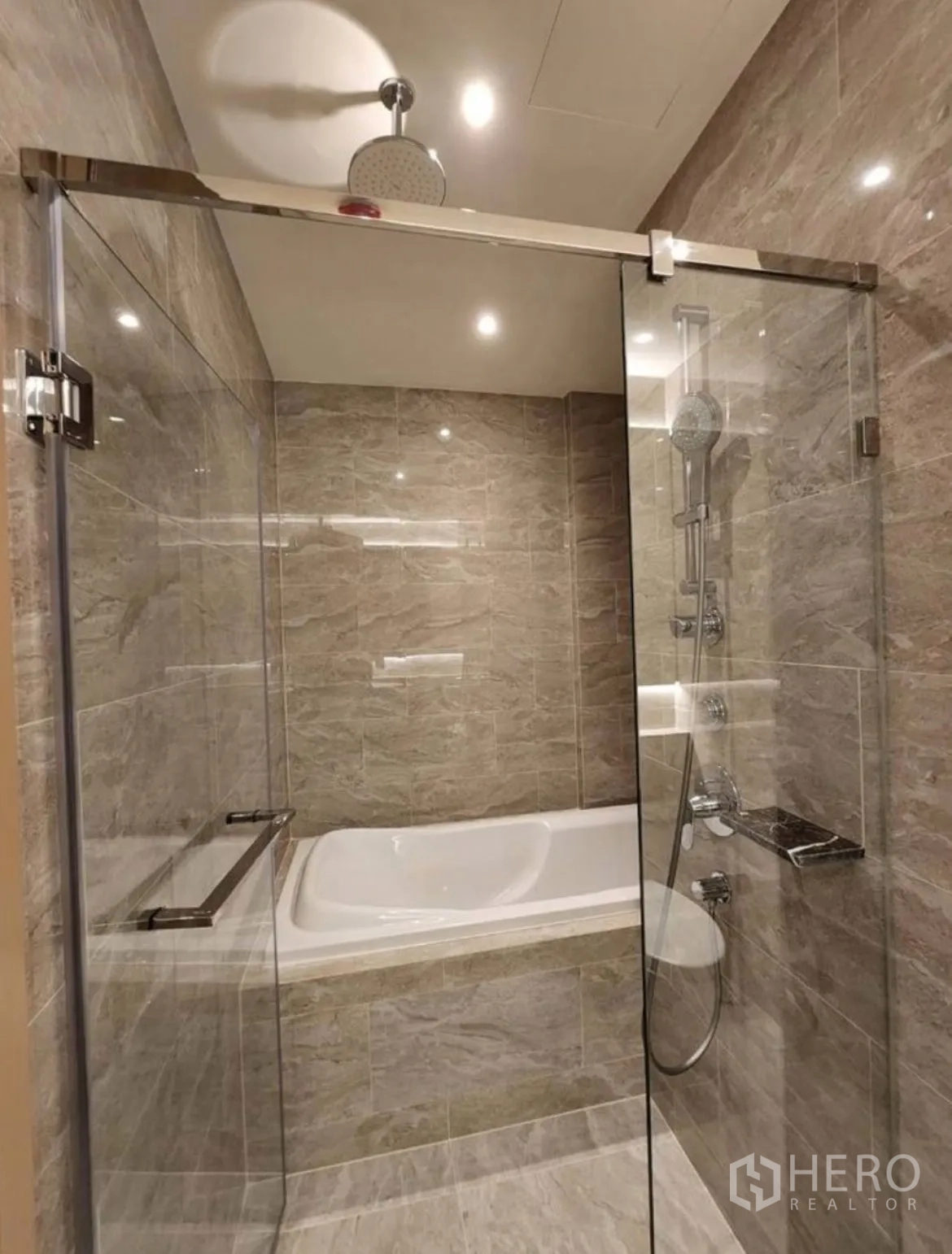 公寓 出租在Din Daeng, Bangkok - 浴室配玻璃淋浴间与浴缸，石纹墙地