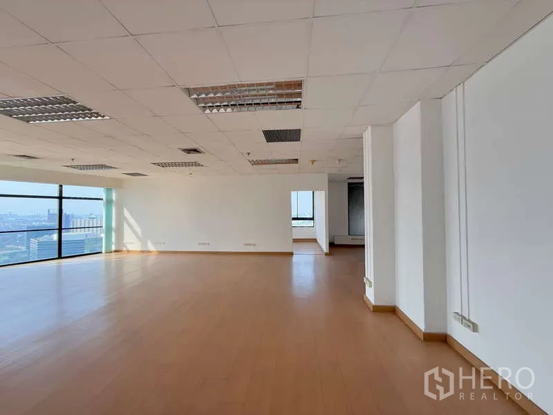 办公空间 出租在Chatuchak, Bangkok - 宽敞明亮的工作区，一整面大窗享受城市景观。