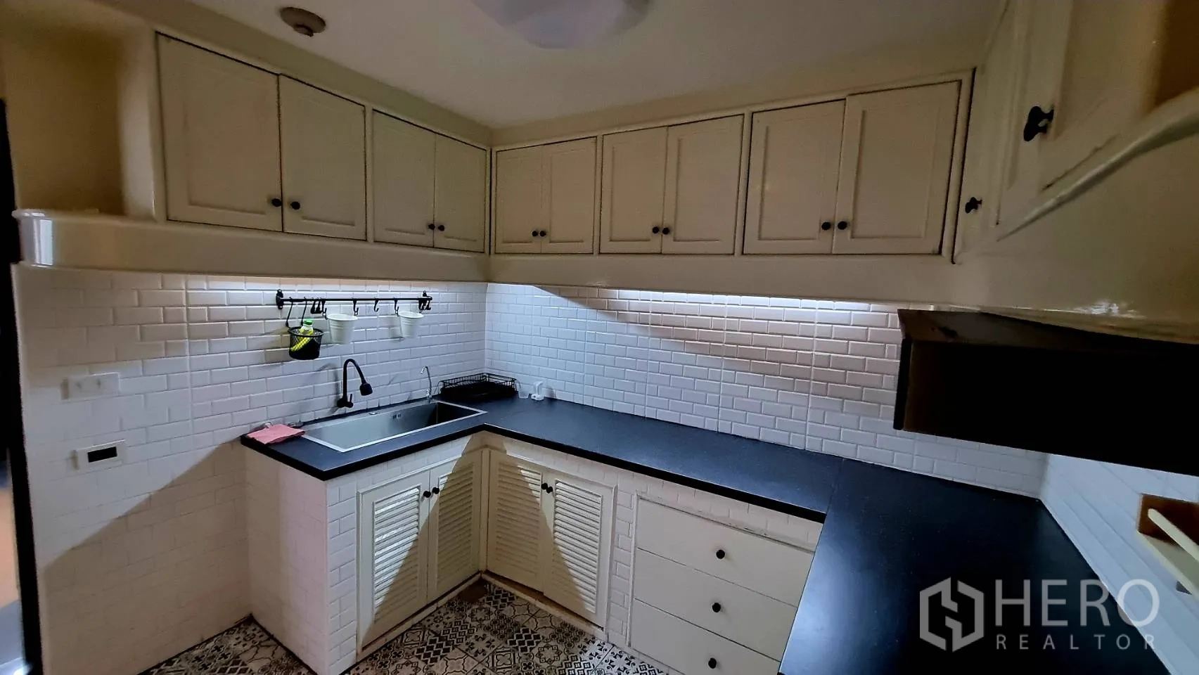 公寓 出租在Watthana, Bangkok - 水槽操作区，白色柜体与橱下灯光。