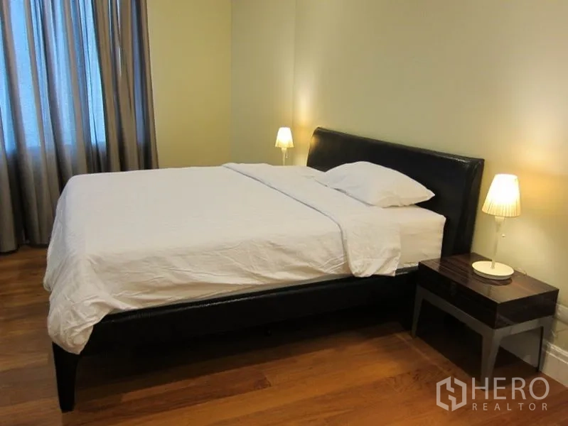 คอนโด ให้เช่าในKhlong Toei, Bangkok - ห้องนอนอบอุ่น เตียงคู่ โต๊ะข้างเตียง และโคมไฟแสงนุ่ม