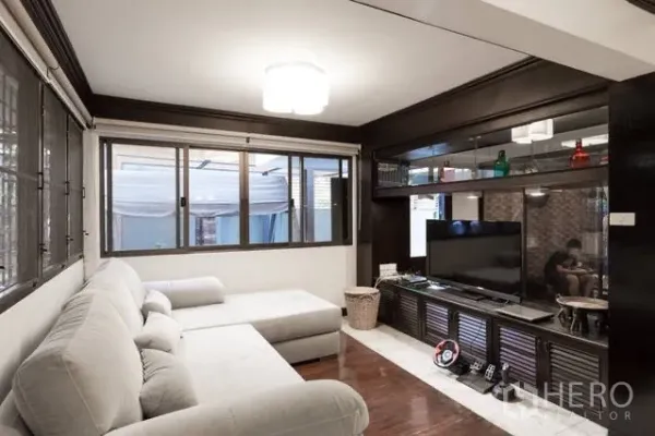 บ้าน ให้เช่าในWatthana, Bangkok - ห้องนั่งเล่นโซฟา L-shape ตู้บิลท์อินวางทีวี และหน้าต่างบานกว้าง