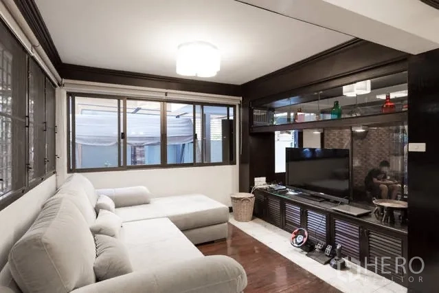 บ้าน ให้เช่าในWatthana, Bangkok - ห้องนั่งเล่นโซฟา L-shape ตู้บิลท์อินวางทีวี และหน้าต่างบานกว้าง