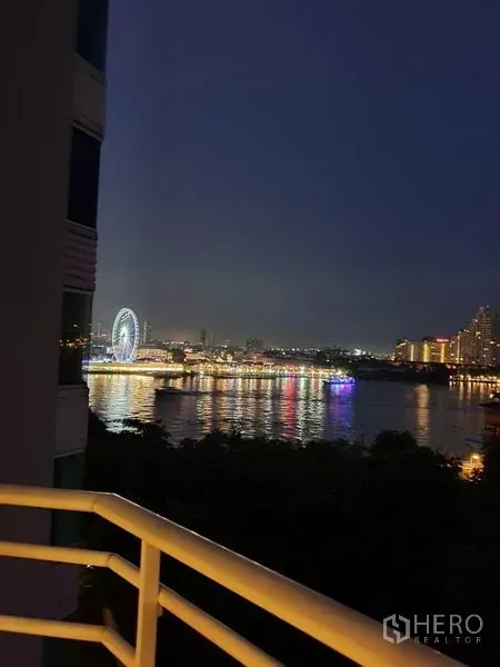 คอนโด ให้เช่าในKhlong San, Bangkok - วิวระเบียงยามค่ำของแม่น้ำเจ้าพระยา ไฟเมืองและชิงช้าสวรรค์ริมน้ำ