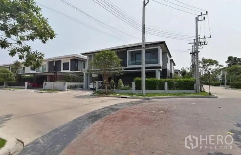 Detached House for sale in Bang Phli, Samut Prakan - Modern two-storey detached house on a corner plot inside a gated community in Bang Phli, Samut Prakan.