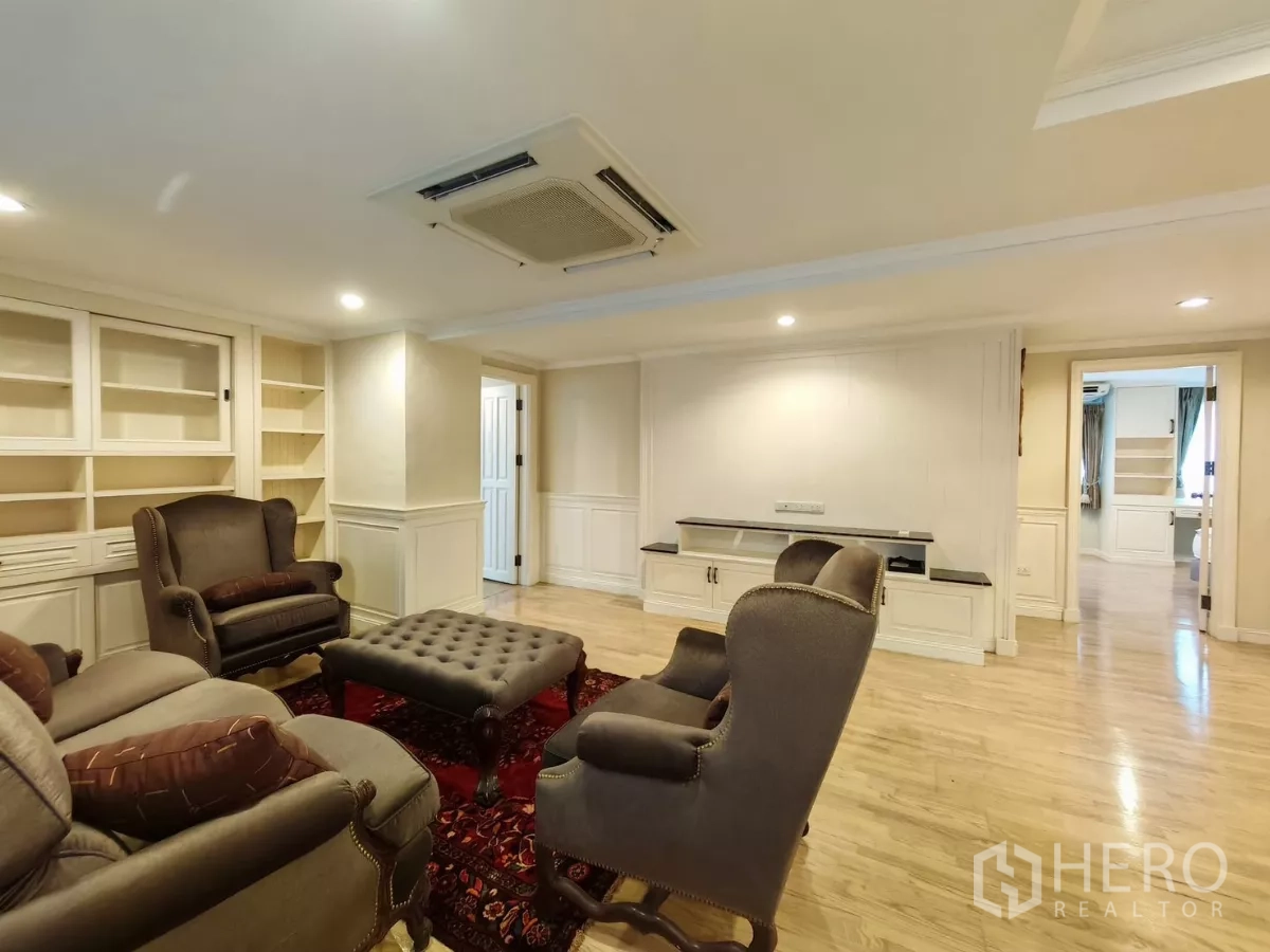 คอนโด ให้เช่าในPathum Wan, Bangkok - ห้องนั่งเล่นพร้อมชั้นบิลท์อิน ผนังทีวี และประตูเชื่อมไปยังห้องนอน