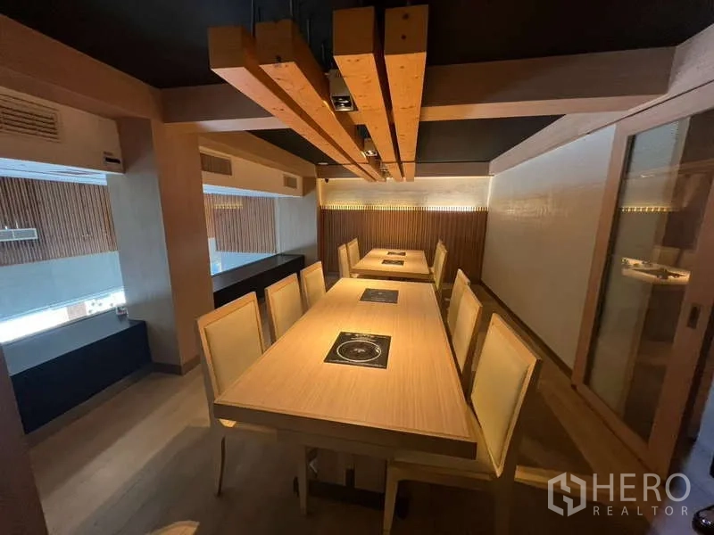 店屋 出租或出售在Khlong Toei, Bangkok - 工业风就餐大厅，多排金属餐桌与吊顶管道。