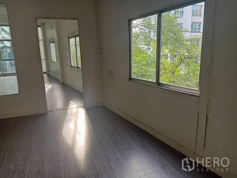 零售空间 出租在Watthana, Bangkok - 带大窗的次间，可见绿景并与主空间相连。