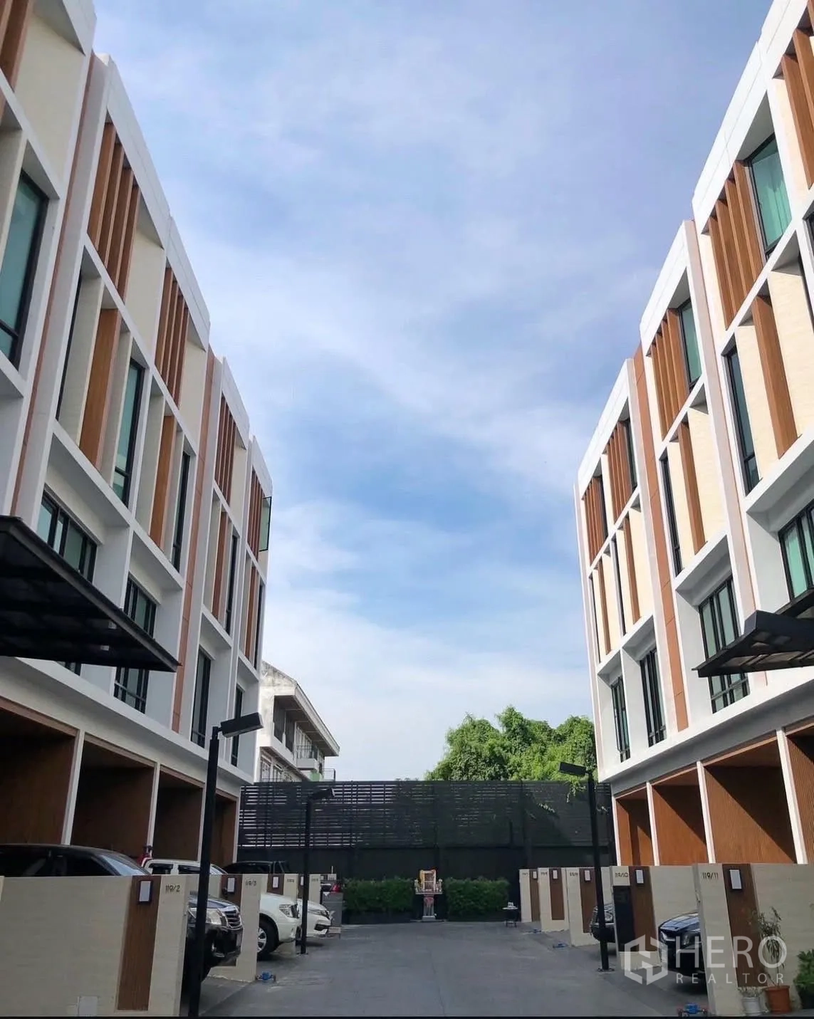 สำนักงานที่บ้าน ให้เช่าในChatuchak, Bangkok - ทาวน์โฮมโฮมออฟฟิศสมัยใหม่มีประตูรั้ว โถงทางเข้าและที่จอดรถส่วนตัวในโครงการเงียบสงบย่านจตุจักร