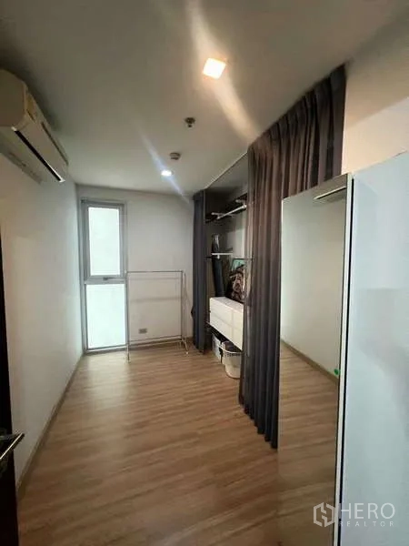 คอนโด ขายในKhlong Toei, Bangkok - ห้องอเนกประสงค์หรือวอล์คอินโคลเซ็ต พร้อมชั้นเก็บของ ผ้าม่านกั้น และประตูสู่ระเบียงบริการ
