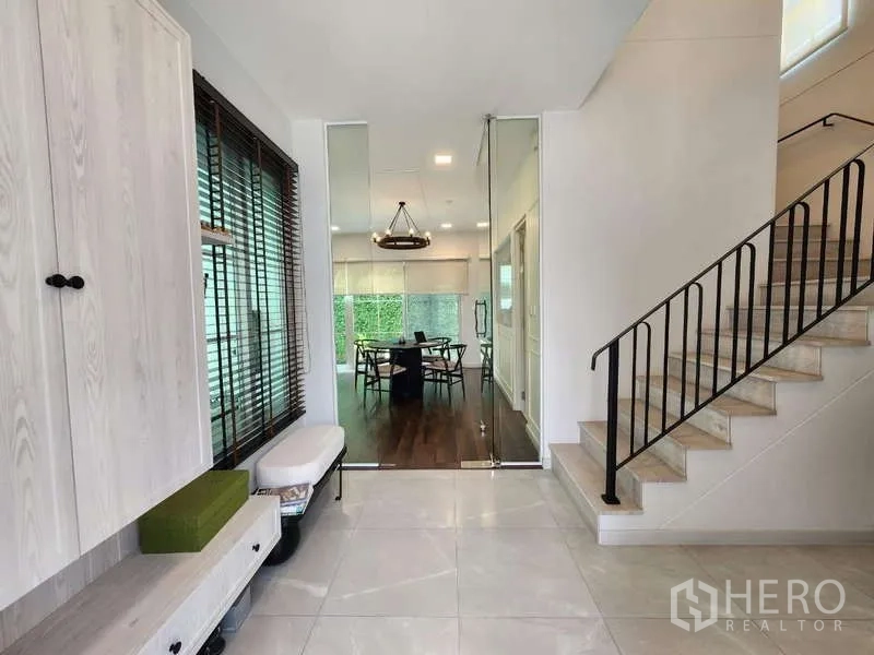Detached House for rent or sale in Bang Phli, Samut Prakan - Entry foyer with built-in storage, stairs and glass doors to the dining room.