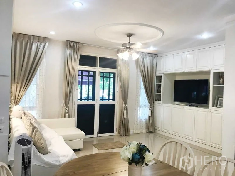 ทาวน์เฮาส์ ให้เช่าในPhra Khanong, Bangkok - ห้องนั่งเล่นพร้อมผนังบิวท์อินวางทีวีและโซฟาเข้ามุมสีขาว