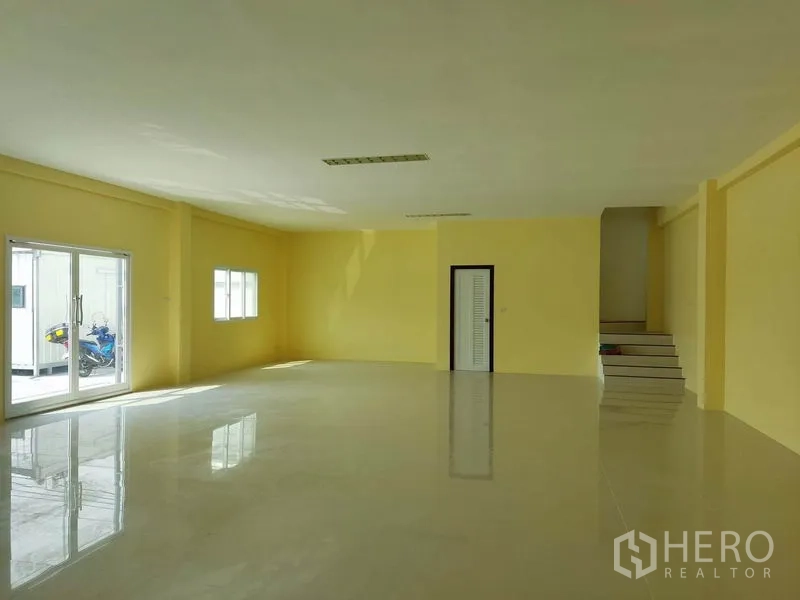 โรงงาน ขายในMueang Samut Sakhon, Samut Sakhon - ห้องออฟฟิศ/โชว์รูม พื้นกระเบื้องเงา ผนังสีเหลือง ประตูบานเลื่อนกระจก