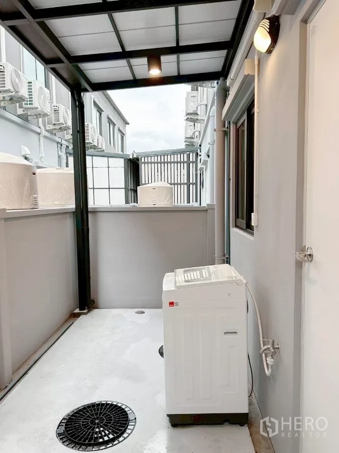 ทาวน์เฮาส์ ให้เช่าในBang Phli, Samut Prakan - พื้นที่ซักล้างหลังบ้านมุงหลังคา พร้อมเครื่องซักผ้าและท่อน้ำทิ้ง