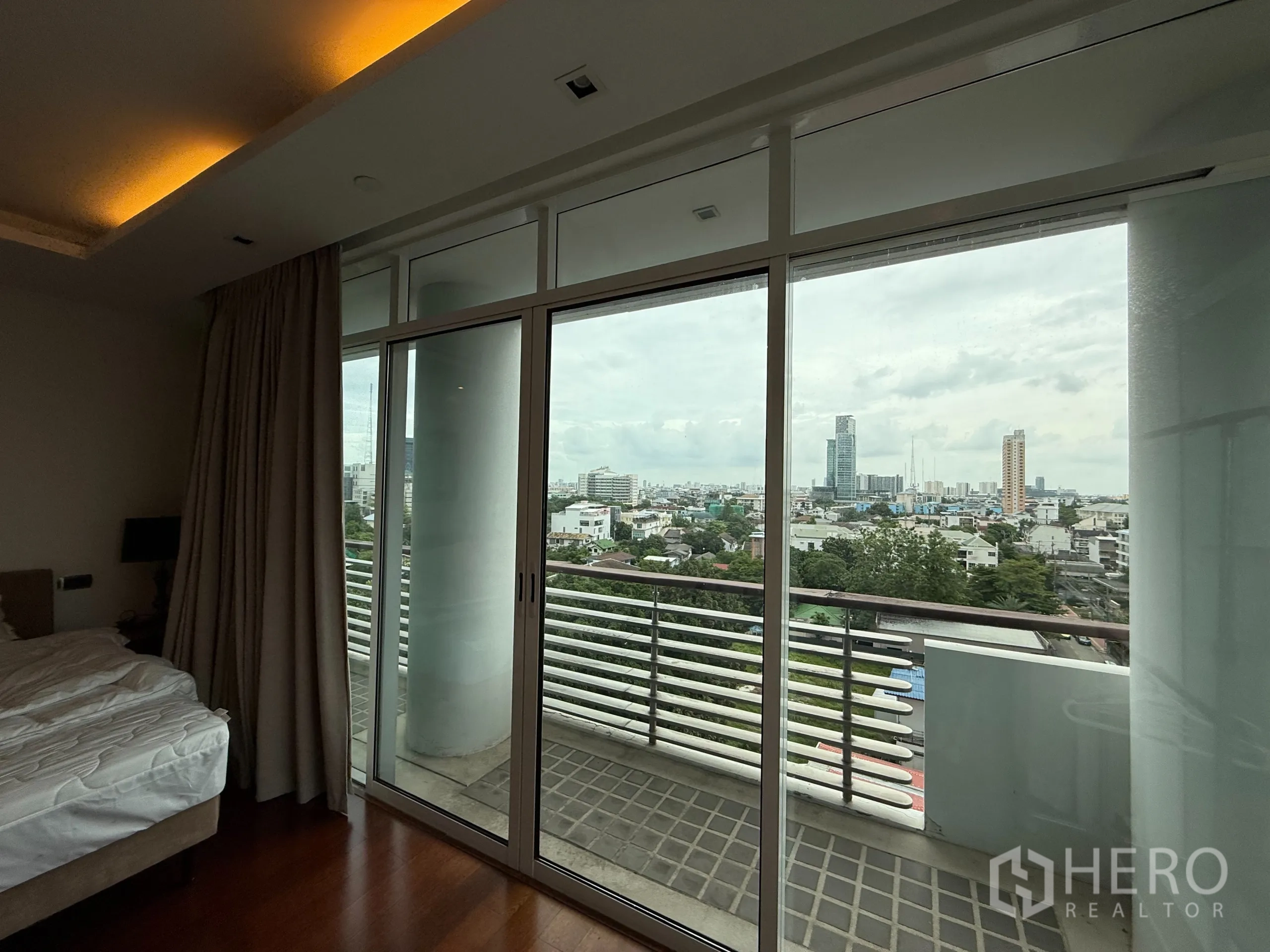 คอนโด ให้เช่าในPhaya Thai, Bangkok - ห้องนอนเปิดสู่ระเบียงกระจกเต็มบาน มองเห็นวิวสกายไลน์กรุงเทพฯ