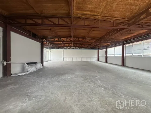 พื้นที่ขายปลีก ให้เช่าในWatthana, Bangkok - พื้นที่ค้าปลีกแบบเปิดโล่ง 185 ตร.ม. ในเขตวัฒนา กรุงเทพฯ โครงเหล็ก เพดานฉนวน พื้นคอนกรีต และหน้าต่างรอบด้าน