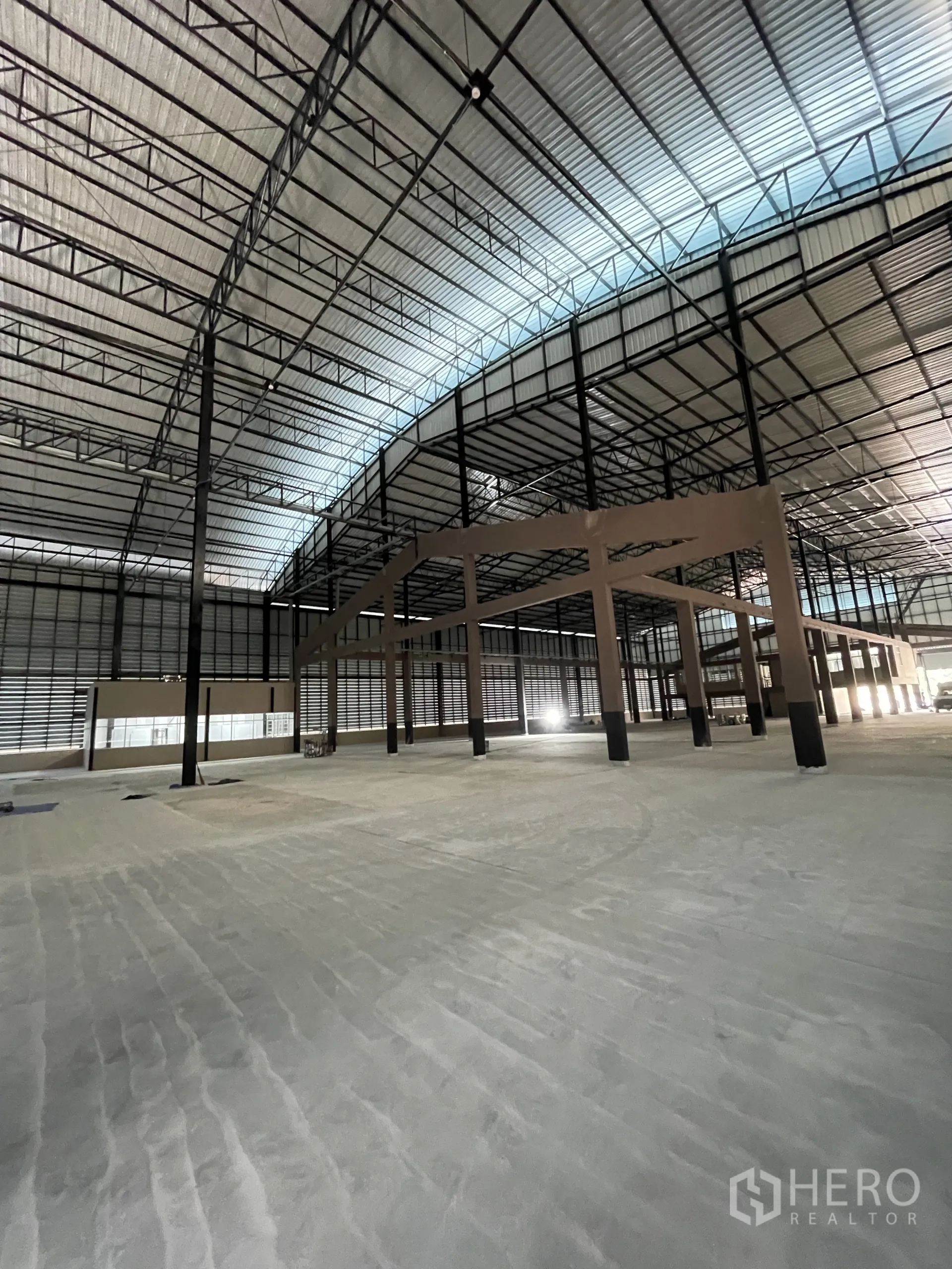 工厂 出租在Chon Buri - 高挑仓储空间，钢桁架屋顶与内部框架