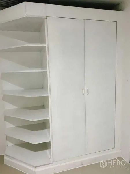 公寓 出租在Khlong Toei, Bangkok - 内置白色衣柜与转角开放式置物架，收纳充足。