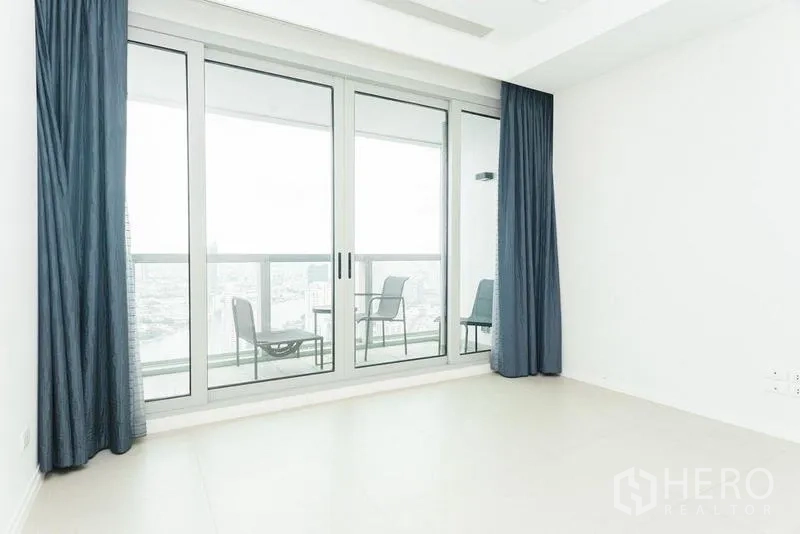 คอนโด ขายในKhlong San, Bangkok - อีกมุมของห้องนอน มองเห็นชุดโต๊ะเก้าอี้บนระเบียงผ่านประตูกระจก