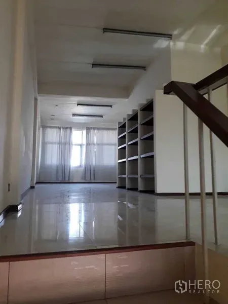 อาคารพาณิชย์ ให้เช่าในSuan Luang, Bangkok - โถงยกระดับเชื่อมบันไดสู่ห้องกว้าง โปร่งสว่าง ม่านทึบและชั้นวางของ