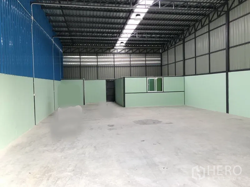 คลังสินค้า ให้เช่าในNonthaburi - ภายในโกดังกว้าง 300 ตร.ม. โครงหลังคาเหล็กสูง มีช่องแสงสกายไลต์ พื้นคอนกรีต พร้อมห้องออฟฟิศในตัว