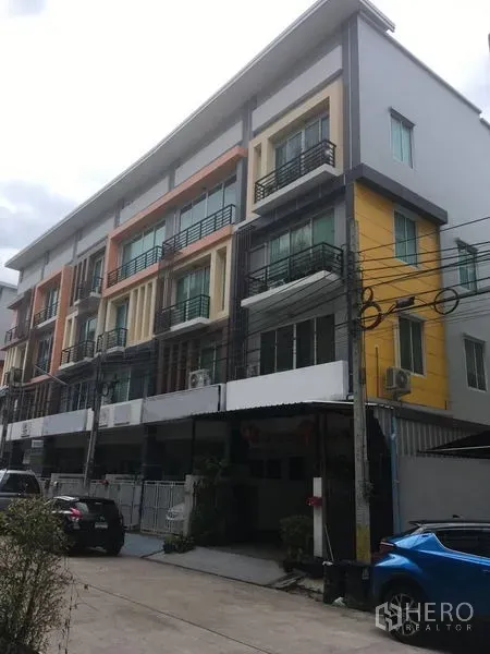Home Office for rent in Lat Krabang, Bangkok - Modern multi-storey home-office row with balconies and on-street parking in Lat Krabang.