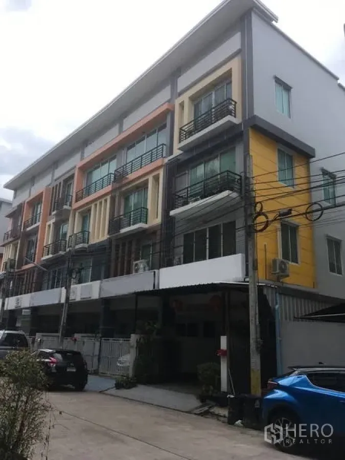 Home Office for rent in Lat Krabang, Bangkok - Modern multi-storey home-office row with balconies and on-street parking in Lat Krabang.