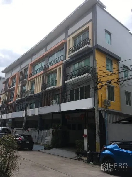 Home Office for rent in Lat Krabang, Bangkok - Modern multi-storey home-office row with balconies and on-street parking in Lat Krabang.