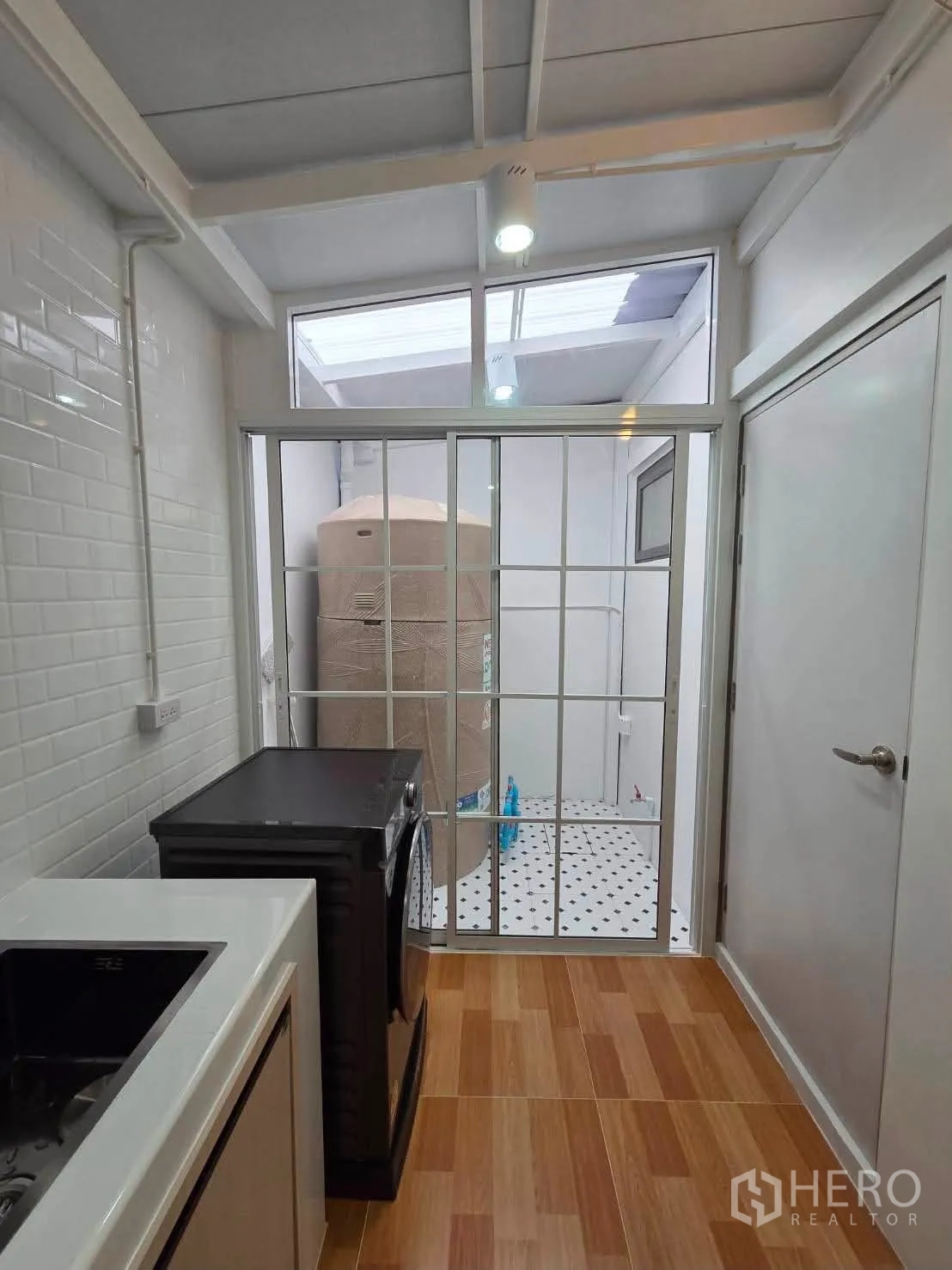 联排别墅 for rent in Bang Phli, Samut Prakan - 洗衣与杂物区，配洗衣机，推拉玻璃门通向服务阳台。